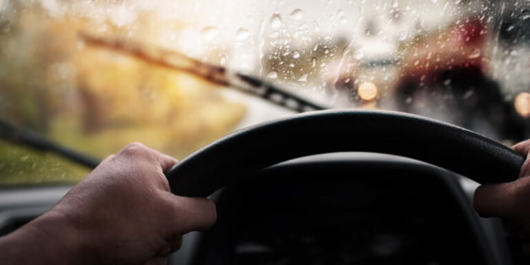 วิธีขับรถเมื่อฝนตกถนนลื่น